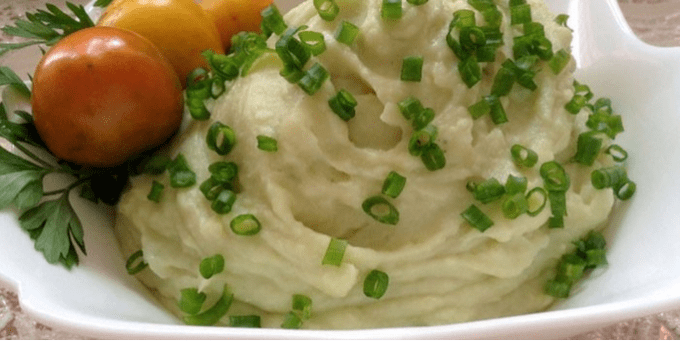 Puree déanta as cabáiste daite le trátaí
